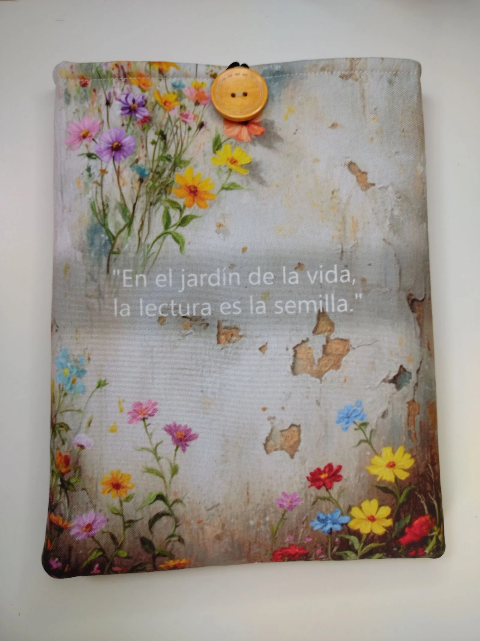 Gewatteerde literaire hoes voor boeken of tablets Meisje, Kat en bloemen - Handgemaakt. – photo 2